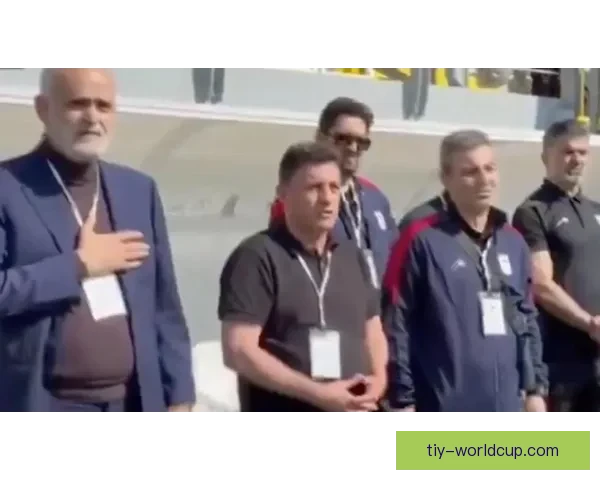 伊朗男足含泪悼念遇难学生 伊朗男足含泪悼念遇难学生